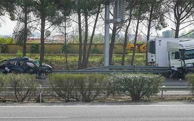 Accidente de tráfico mortal en Los Palacios (Sevilla) en la que un camión perdió el control y provocó la muerte de seis personas